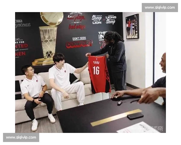 杨瀚森开拓者首日：拥抱阿夫迪亚，笑谈汉堡，16 号球衣开启新章