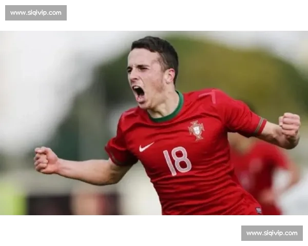 夸安萨：师从三巨头淬炼领袖与推进基因，利物浦青训新星解锁成长密码